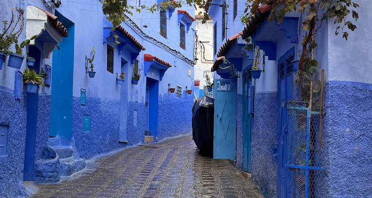 Blauw geverfde straat in een Marokkaanse medina.