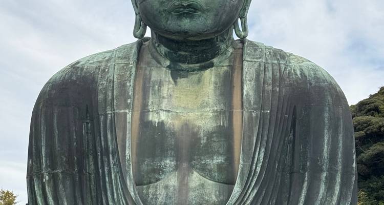Primer plano de una gran estatua de Buda de bronce.