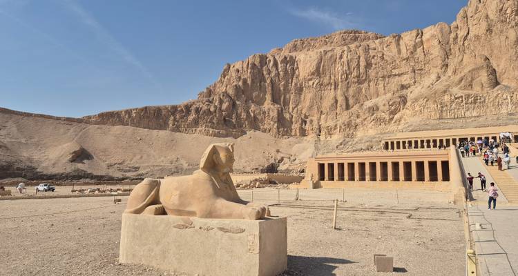 Sfinxbeeld voor een rotsachtige berg.