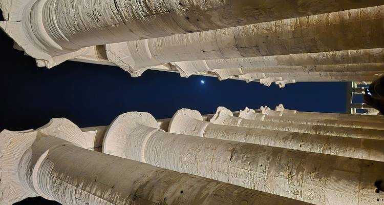 Zuilen van een tempel 's nachts met een maan aan de hemel.