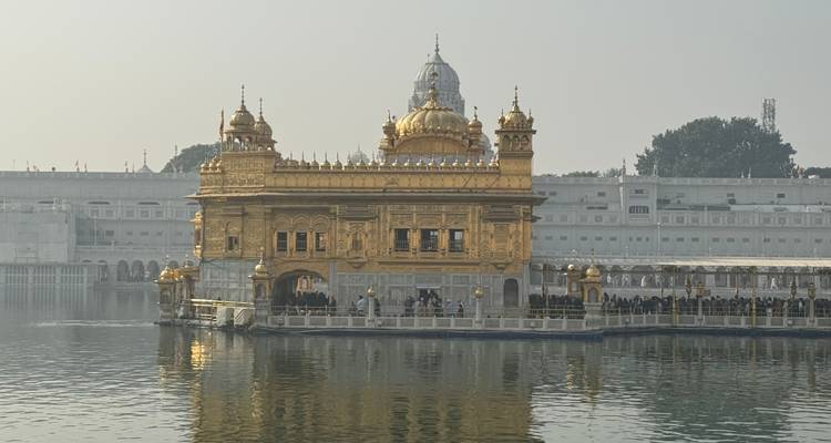De Gouden Tempel in Amritsar weerkaatsend op het water.