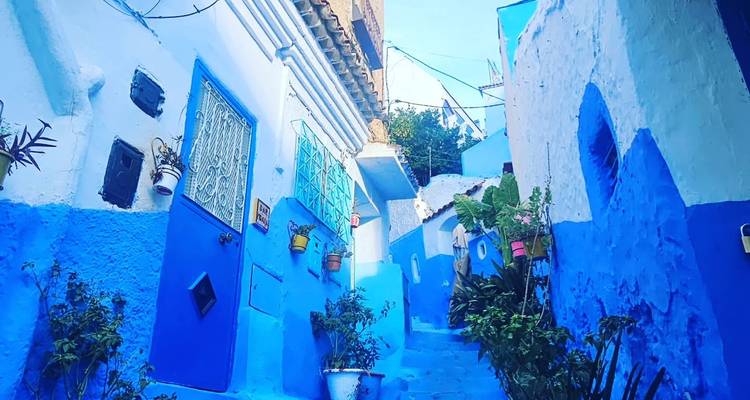 Blauwe gebouwen en trappen in Chefchaouen.