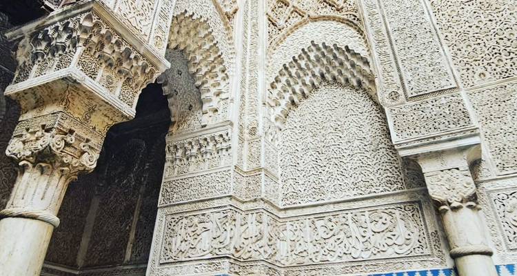 Ingewikkelde gravures op een oud Marokkaans gebouw.