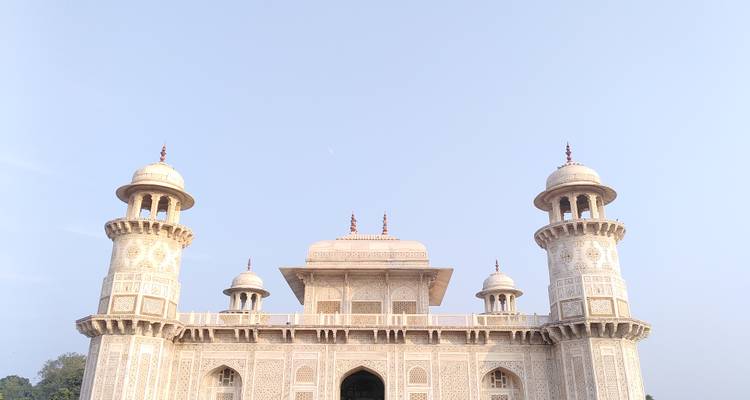 Historisches weißes Marmormausoleum mit kunstvollen Schnitzereien.