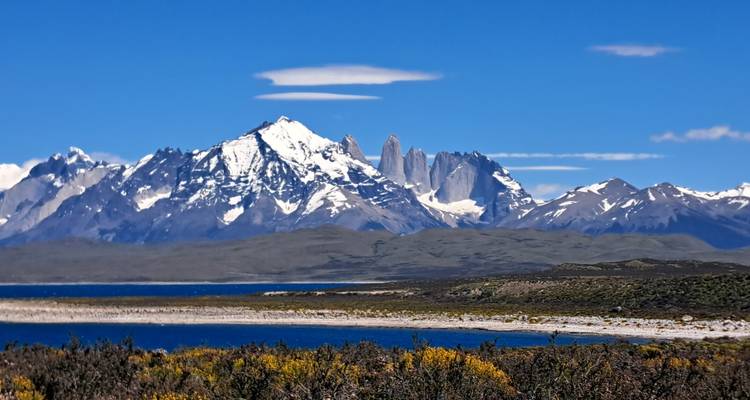 Uitzicht op de Torres del Paine bergketen met een meer op de voorgrond