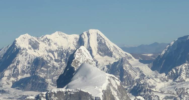 Panoramablick auf die schneebedeckten Himalayas unter einem klaren blauen Himmel.