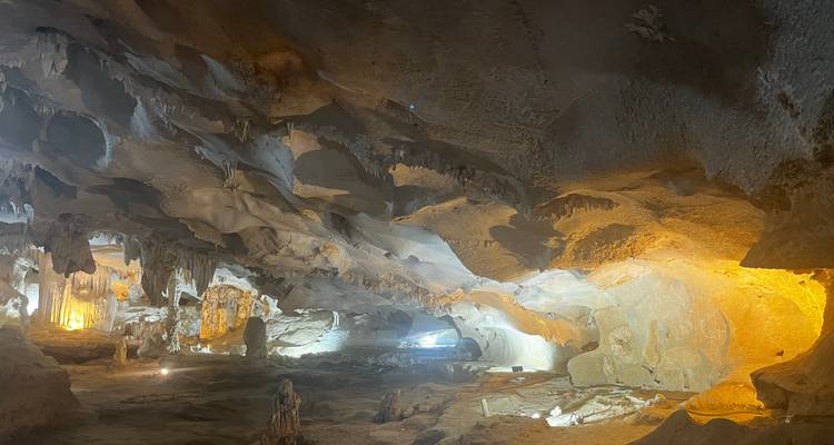 Inneres einer Kalksteinhöhle mit Stalaktiten.