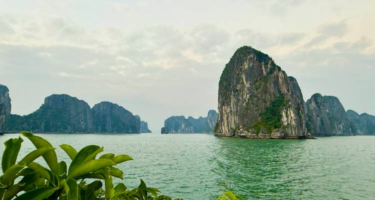 Vista panorámica de islas de piedra caliza en una bahía.