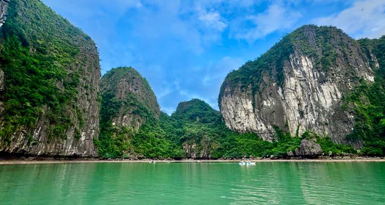 Falaises karstiques spectaculaires entourant une baie sereine.