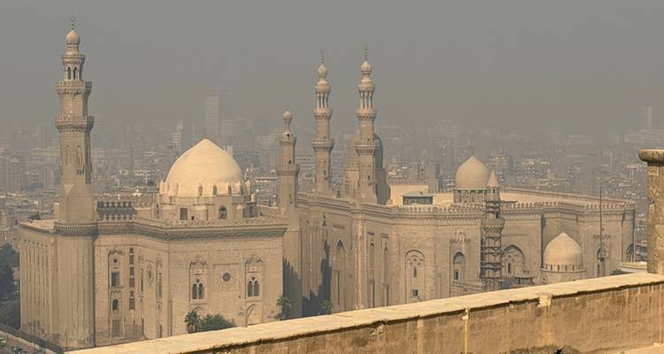 Historische Moschee in Kairo mit mehreren Minaretten und Kuppeln.