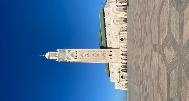 Hassan-II-Moschee mit ihrem hohen Minarett vor einem klaren blauen Himmel