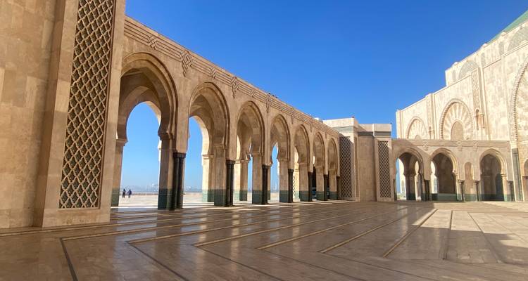Elegante Bögen und Säulen in einem Moscheenhof