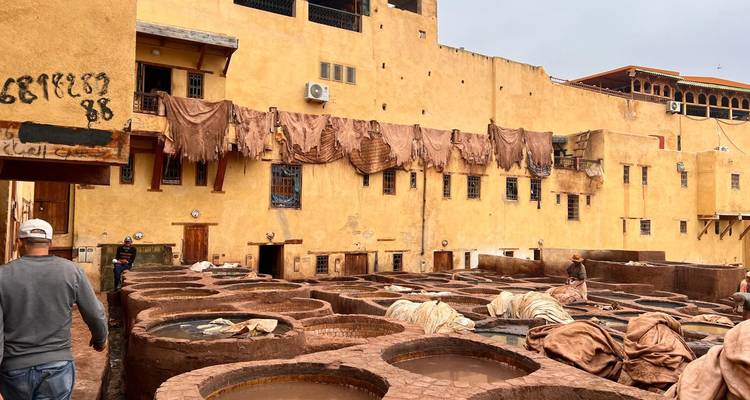 Leerlooikuipen in een traditionele looierij.