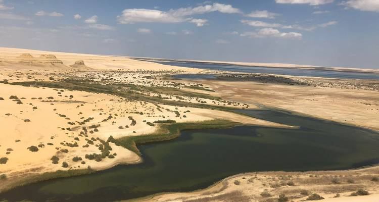 Weite Sicht auf eine Wüstenlandschaft mit Seen.