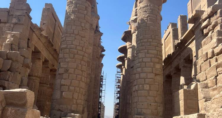 Antieke zuilen en architectuur van een Egyptische tempel.