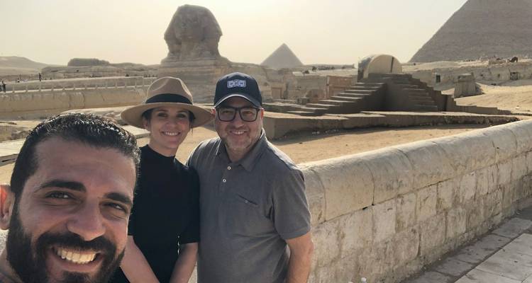 Glimlachende groep voor de Sfinx en piramides in Giza.
