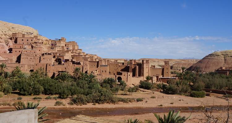 Vista de Ait Benhaddou bajo un cielo azul despejado.