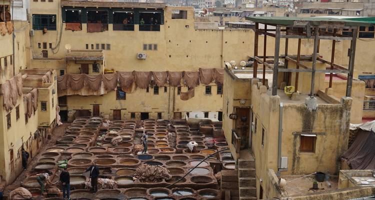 Trabajadores de curtiembre en una tenería tradicional marroquí.