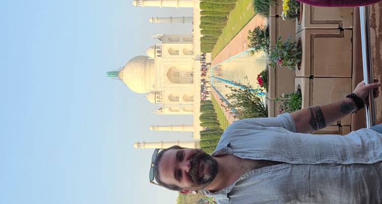 Personne debout avec le Taj Mahal en arrière-plan.