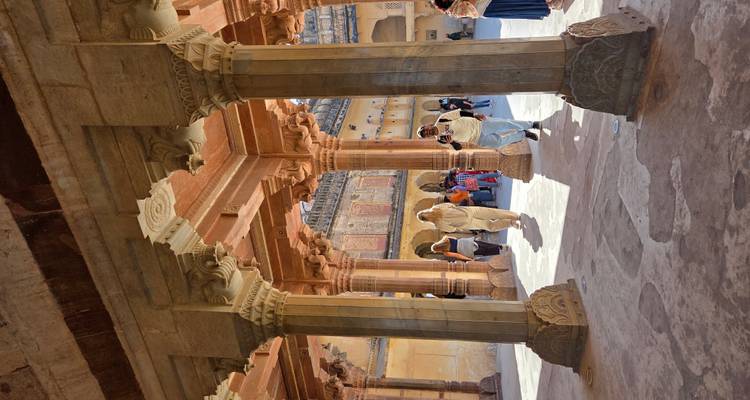 Architecture complexe avec des gens qui se promènent.