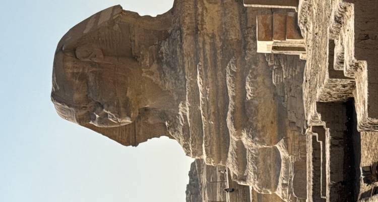 La Gran Esfinge de Giza con monumentos antiguos al fondo.