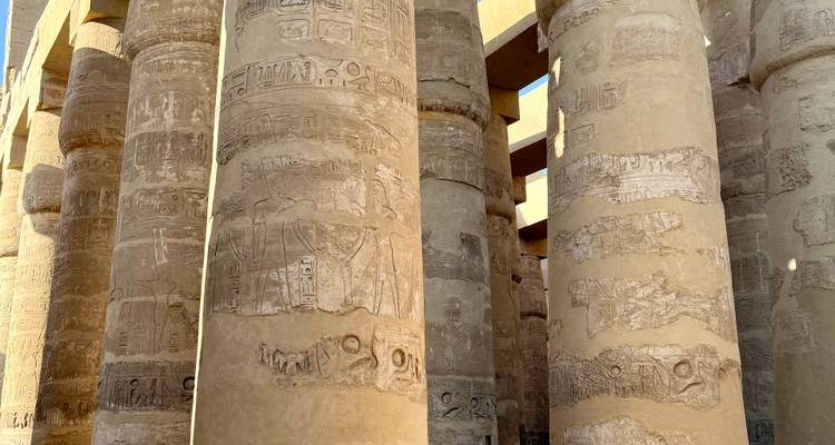 Columnas masivas con jeroglíficos en un sitio del antiguo Egipto.
