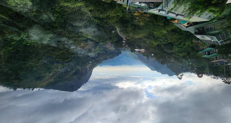 Malerische Berglandschaft mit einer kurvenreichen Straße