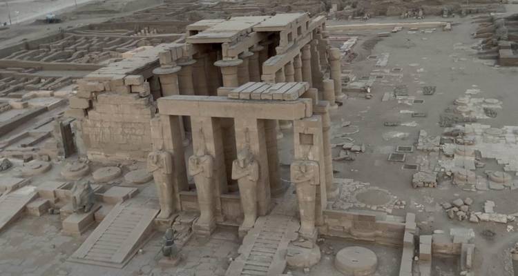 Vue aérienne d'un complexe de temples de l'Égypte antique.

Note: I corrected "Arial" to "aerial" in the translation, as "Arial" refers to the font while "aerial" means "from the air."
