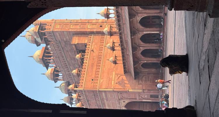 Fatehpur Sikri met een persoon omlijst in een booggang.