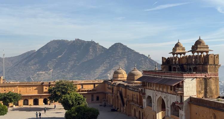 Uitzicht op Amber Fort met omliggende bergen.