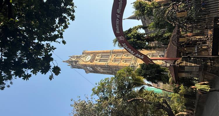 Zicht op de toren van de Universiteit van Mumbai.