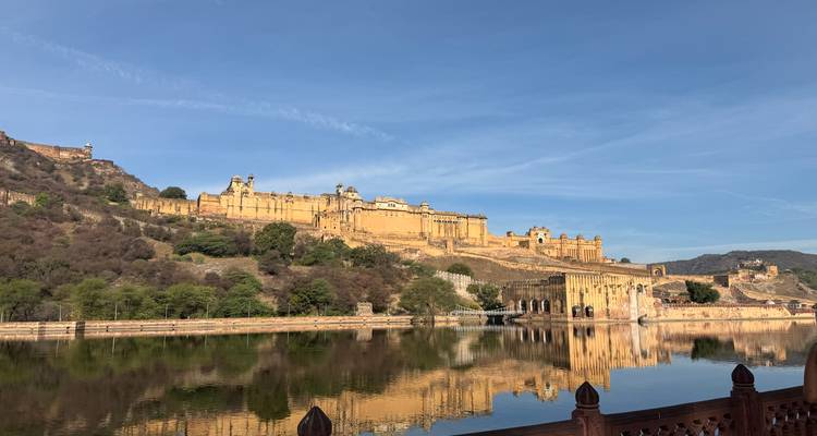 De majestueuze weerspiegeling van het Amber Fort op het water.