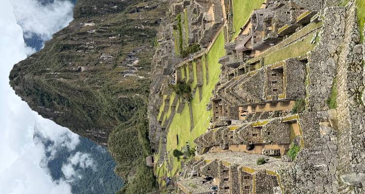 Luchtfoto van Machu Picchu met landschap en ruïnes.