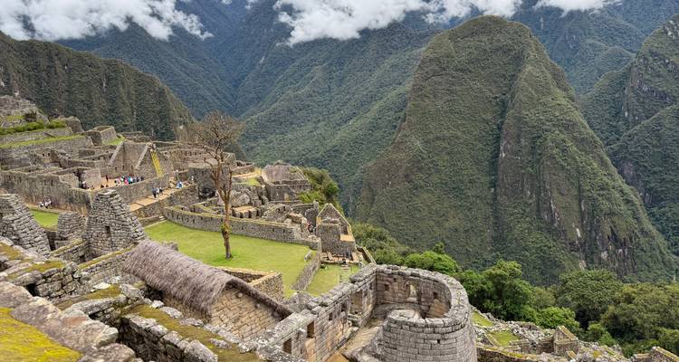 Panoramisch uitzicht op de Machu Picchu ruïnes met bergachtergrond.