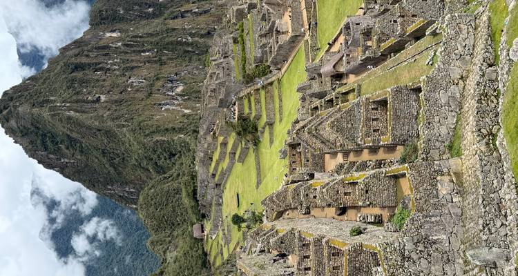 Uitzicht op Machu Picchu met kenmerkende Inca-architectuur en bergen.