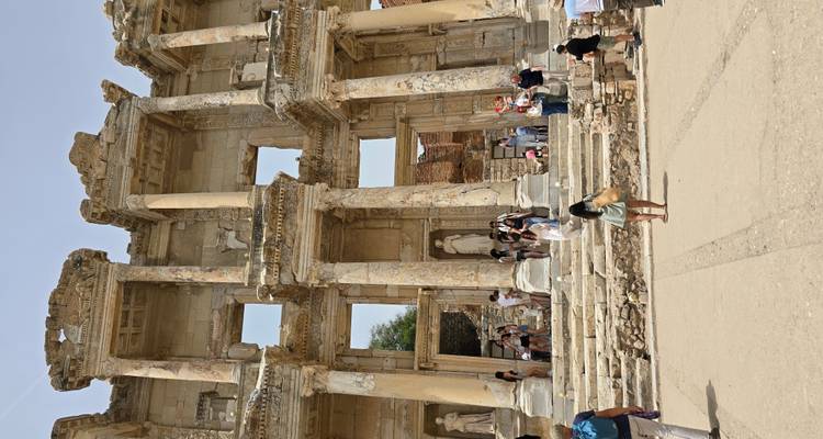Mensen die de Bibliotheek van Celsus in Efeze verkennen.
