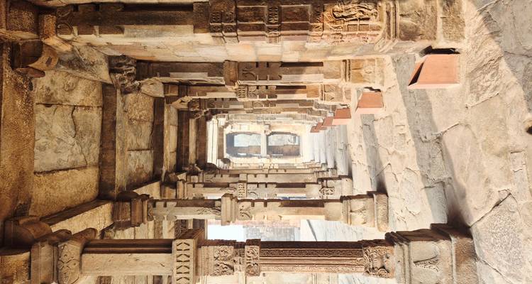 Columnas arquitectónicas detalladas en un sitio histórico.