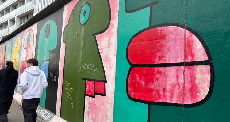 Section du mur de Berlin avec des œuvres d'art colorées.
