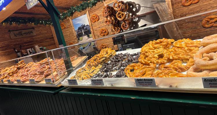 Étal de marché présentant différents types de bretzels.