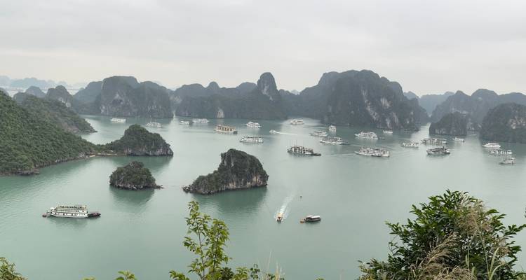 Vista panorámica de la Bahía de Halong con barcos y formaciones kársticas.