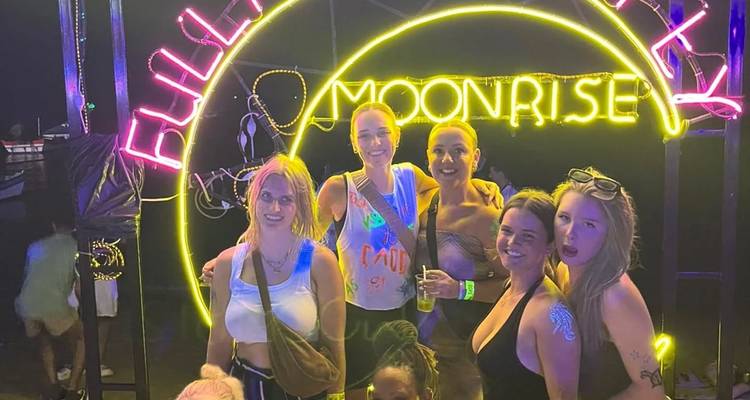 Groupe de femmes lors d'un événement Full Moon Party à Ko Pha Ngan.