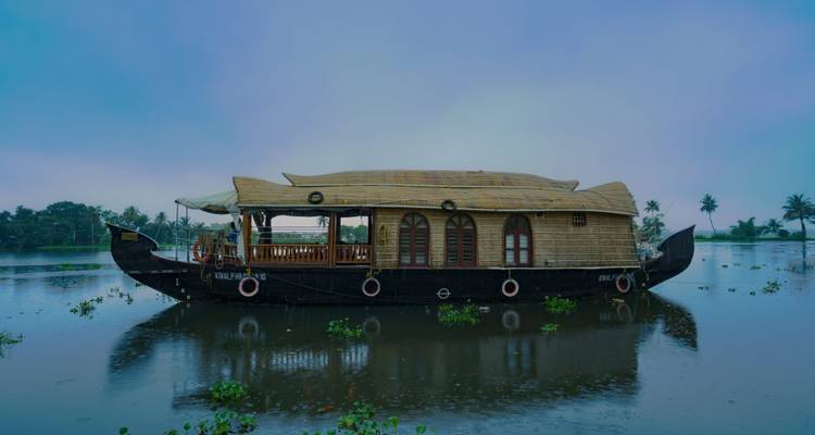 Casa flotante tradicional en un lago tranquilo en la madrugada.