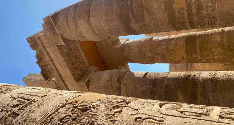 Hiërogliefen op hoge zuilen in een oude Egyptische tempel.