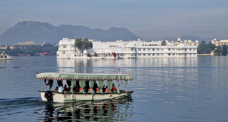 Eine Bootsfahrt auf dem Pichola-See mit Blick auf den Jag Mandir Palast in Udaipur.