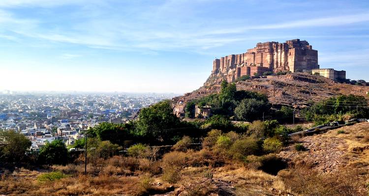 Mehrangarh-Fort mit Blick auf das Stadtbild von Jodhpur von einem Hügel aus.