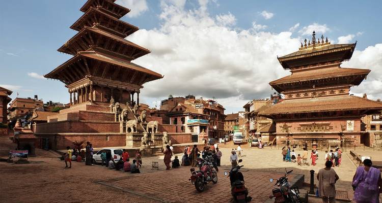Une place publique animée avec le temple Nyatapola et d'autres bâtiments historiques à Bhaktapur.