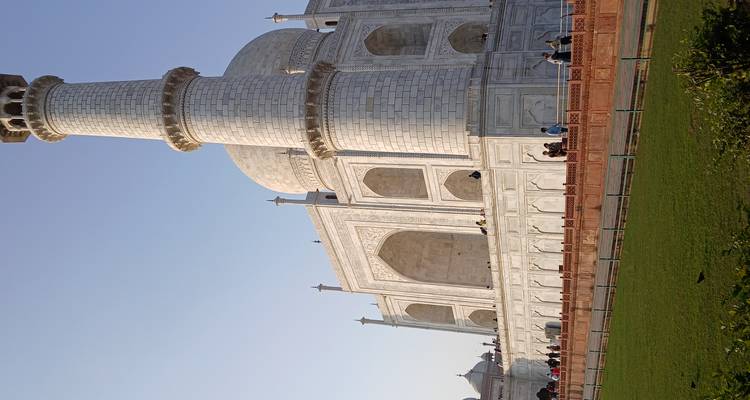 El Taj Mahal con sus cúpulas y minaretes icónicos.