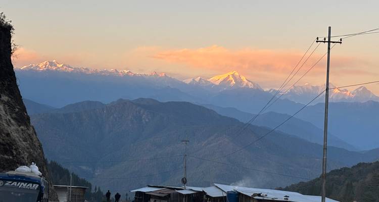 Coucher de soleil sur une chaîne de montagnes.