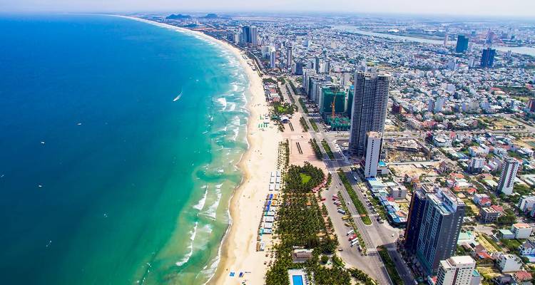 Vue aérienne de la ville de Da Nang le long du littoral avec de hauts bâtiments.