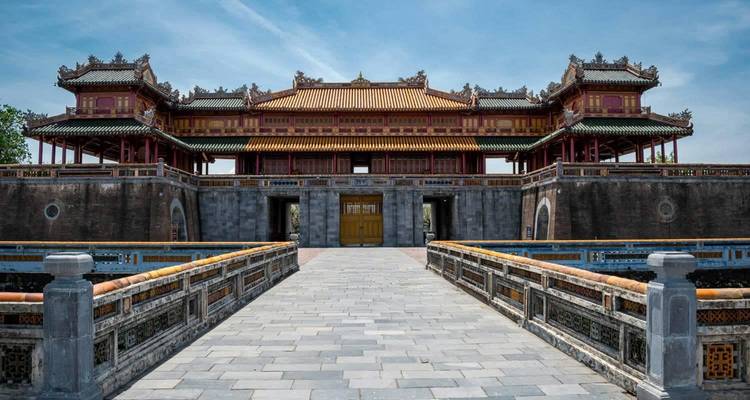 Portail orné de la Cité impériale de Hué entouré de douves.